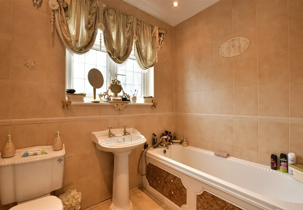 Bathroom - Tomswood Hill, Ilford, Essex - Wards of Kent