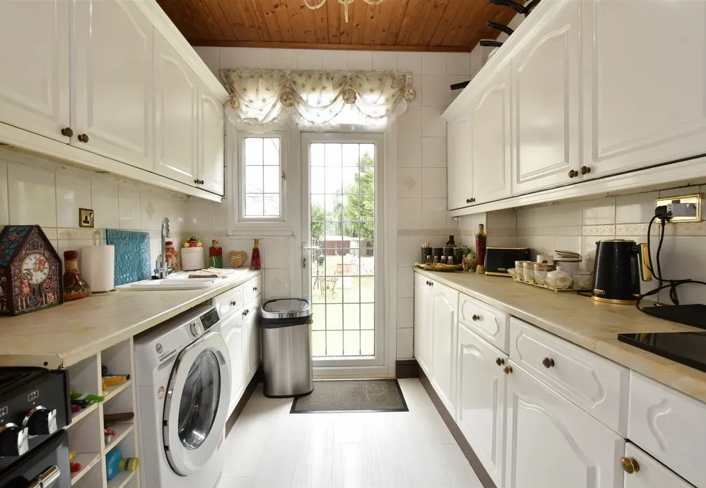 Kitchen - Tomswood Hill, Ilford, Essex - Wards of Kent