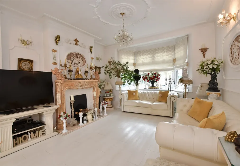 Lounge/Dining Room - Tomswood Hill, Ilford, Essex - Wards of Kent