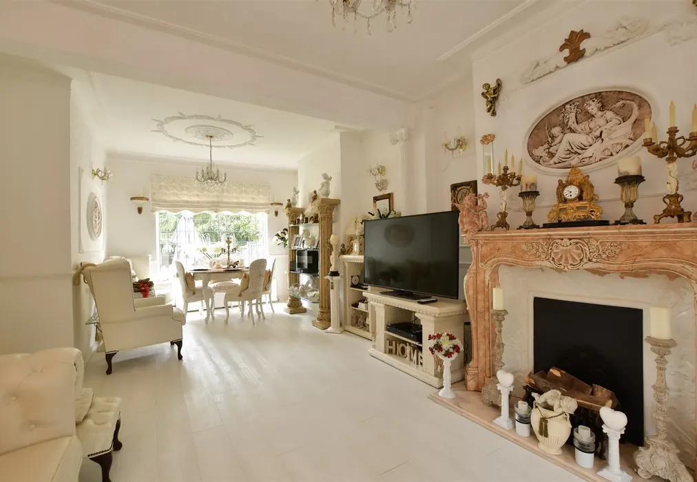 Lounge/Dining Room - Tomswood Hill, Ilford, Essex - Wards of Kent