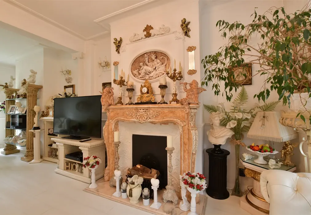 Internal Feature - Tomswood Hill, Ilford, Essex - Wards of Kent