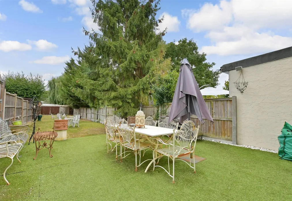 Rear Garden - Tomswood Hill, Ilford, Essex - Wards of Kent