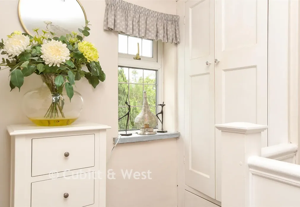 Internal Lifestyle Photograph - Linnell Road, Redhill, Surrey - Wards of Kent