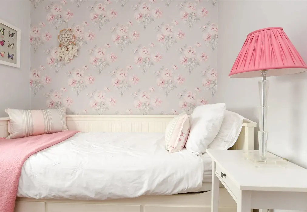 Internal Lifestyle Photograph - Linnell Road, Redhill, Surrey - Wards of Kent