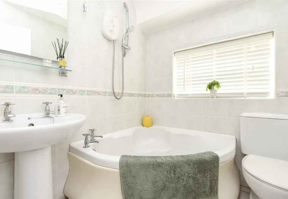 Bathroom - Linnell Road, Redhill, Surrey - Wards of Kent