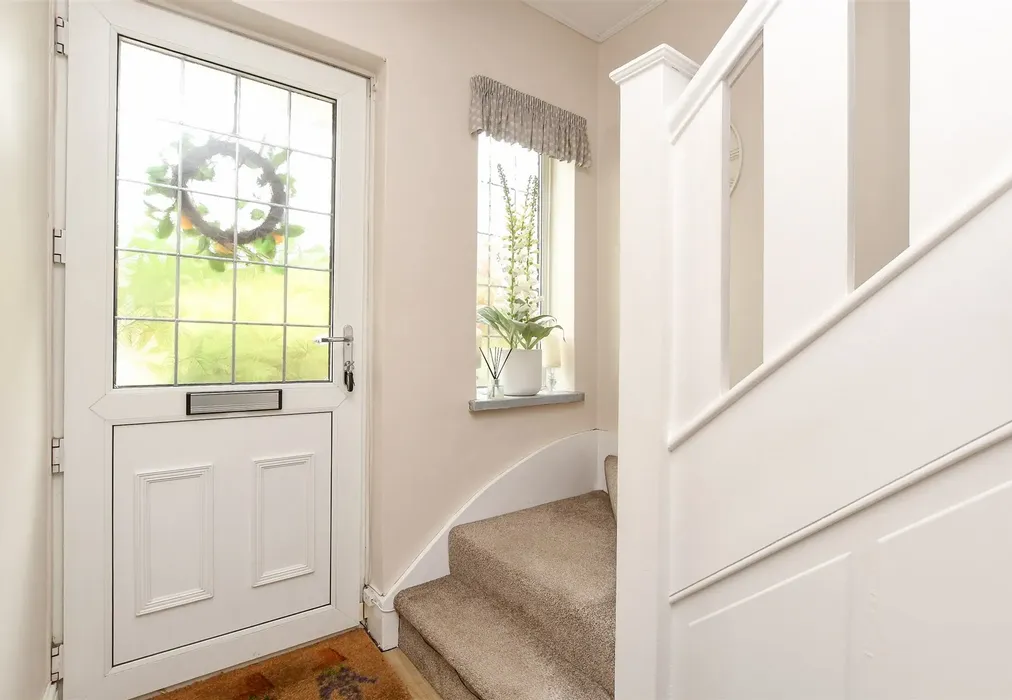 Entrance Hall - Linnell Road, Redhill, Surrey - Wards of Kent
