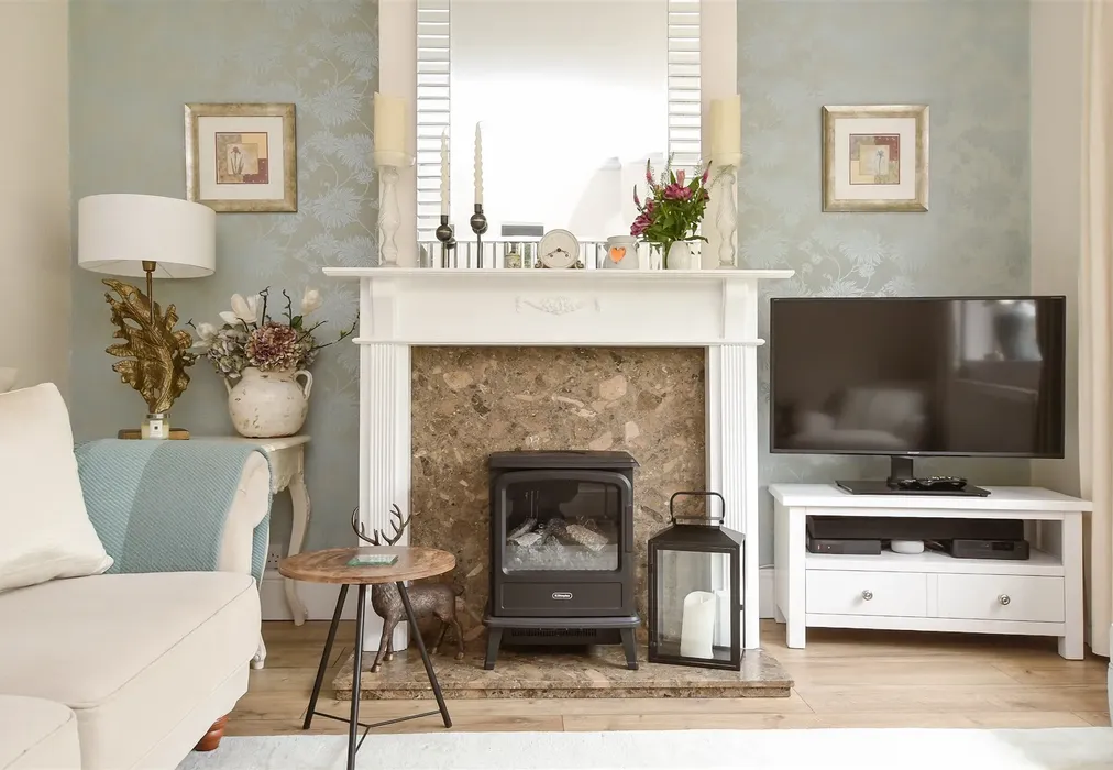 Lounge - Linnell Road, Redhill, Surrey - Wards of Kent