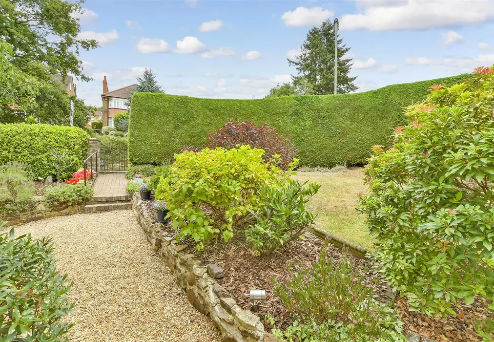 Front Garden - Linnell Road, Redhill, Surrey - Wards of Kent