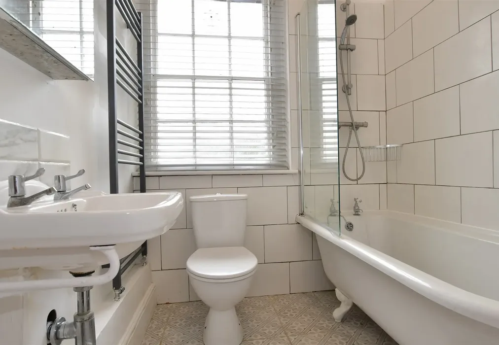 Bathroom - Palmers Hill, Epping, Essex - Wards of Kent
