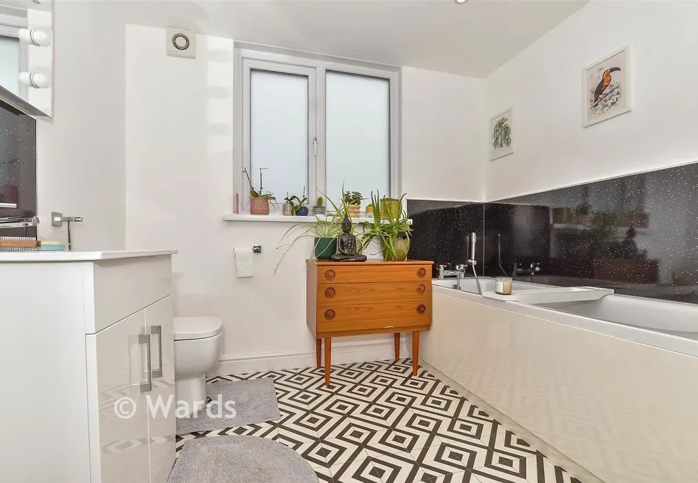 Bathroom - Prior Road, Greatstone, New Romney, Kent - Wards of Kent