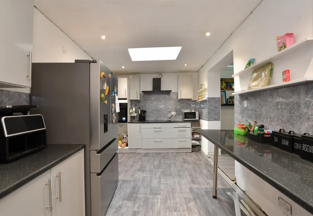 Kitchen - The Hale, Chingford - Wards of Kent