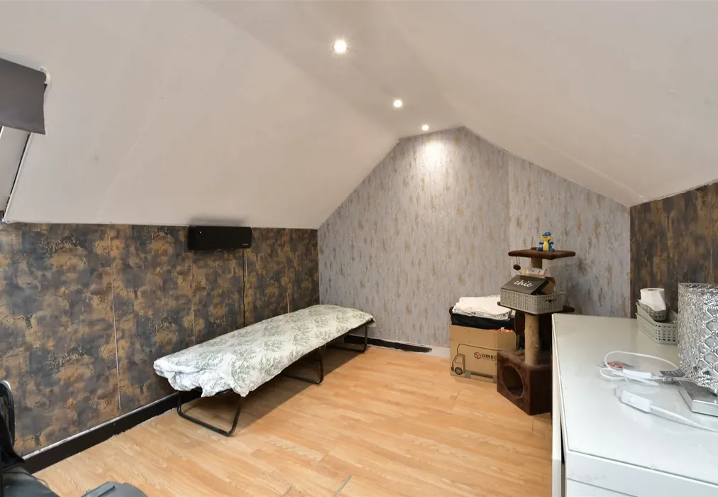Loft Room - The Hale, Chingford - Wards of Kent