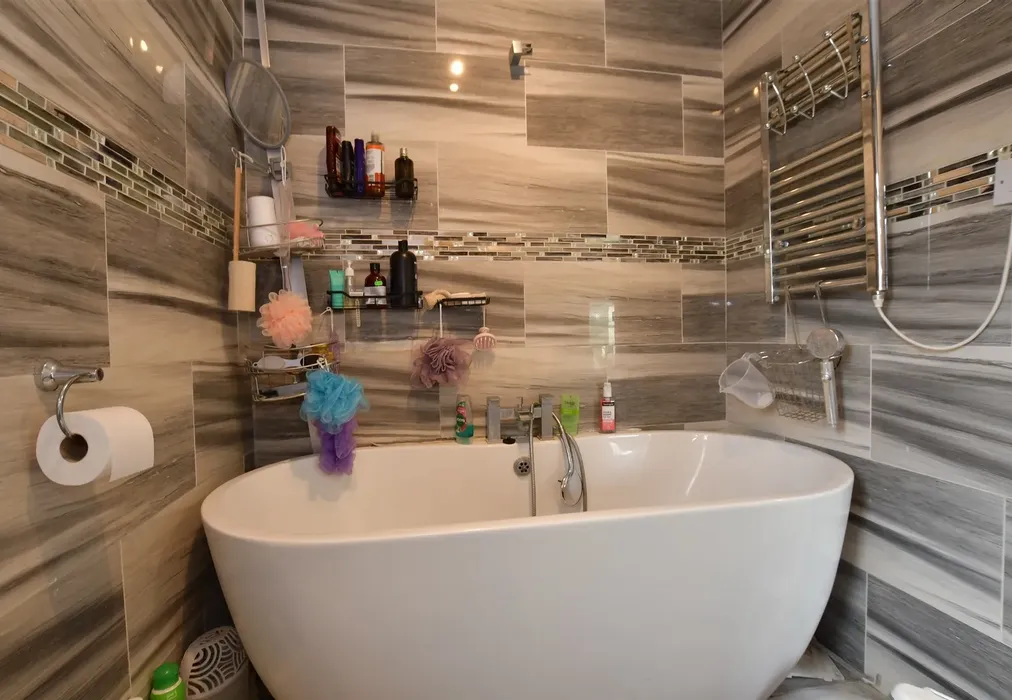 Bathroom - The Hale, Chingford - Wards of Kent