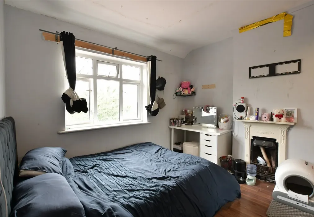 Bedroom 2 - The Hale, Chingford - Wards of Kent