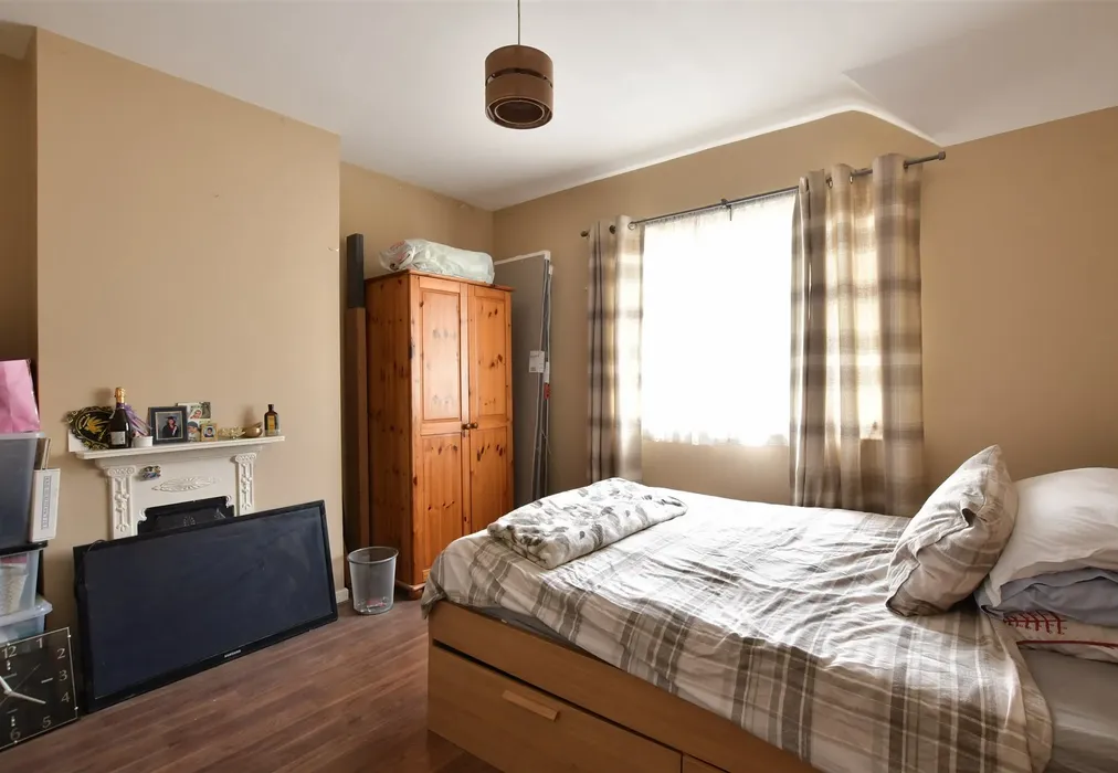 Bedroom 1 - The Hale, Chingford - Wards of Kent