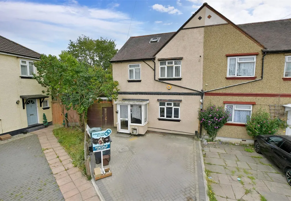 External (Brochure) - The Hale, Chingford - Wards of Kent