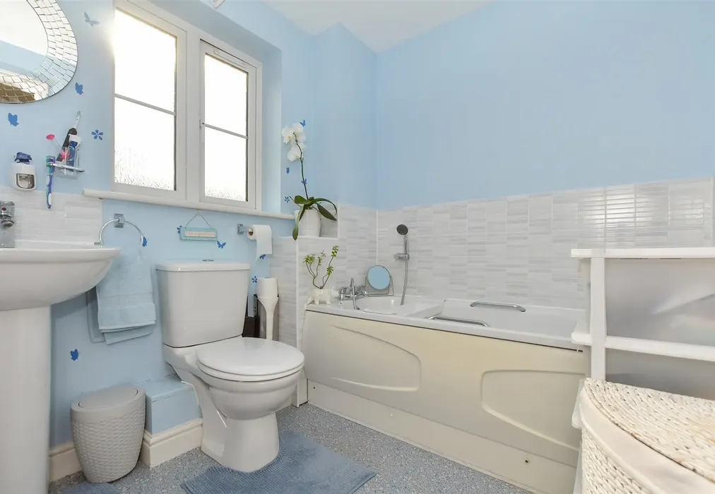Bathroom - Finn Farm Road, Ashford, Kent - Wards of Kent