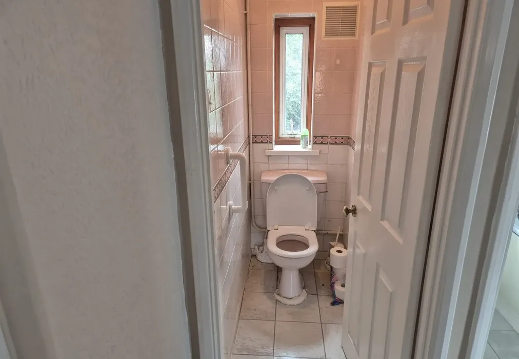 Cloakroom - Bridge Road, Erith, Kent - Wards of Kent