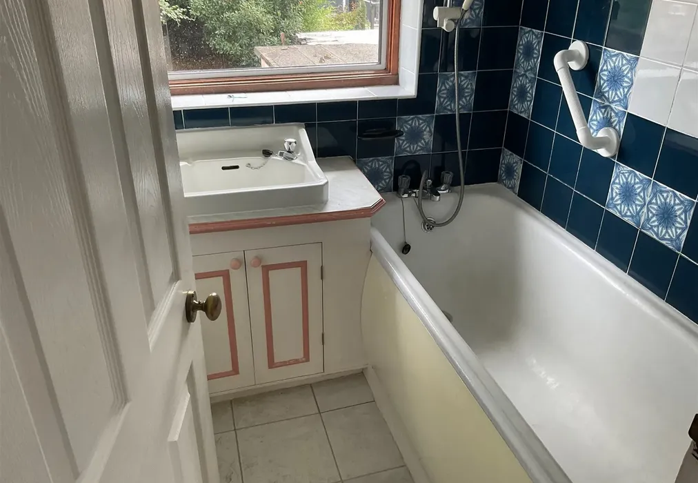 Bathroom - Bridge Road, Erith, Kent - Wards of Kent