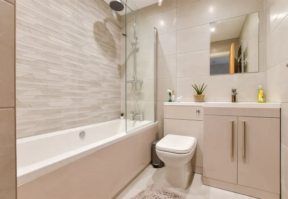 Bathroom - Grange Road, Ramsgate, Kent - Wards of Kent