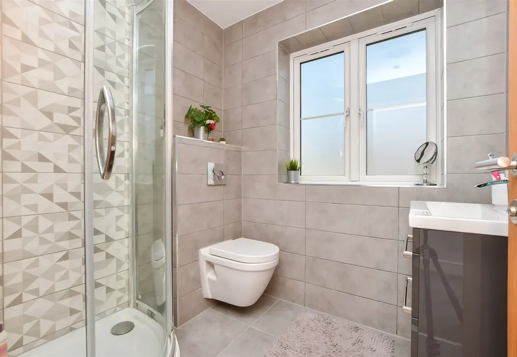 En-Suite - Grange Road, Ramsgate, Kent - Wards of Kent