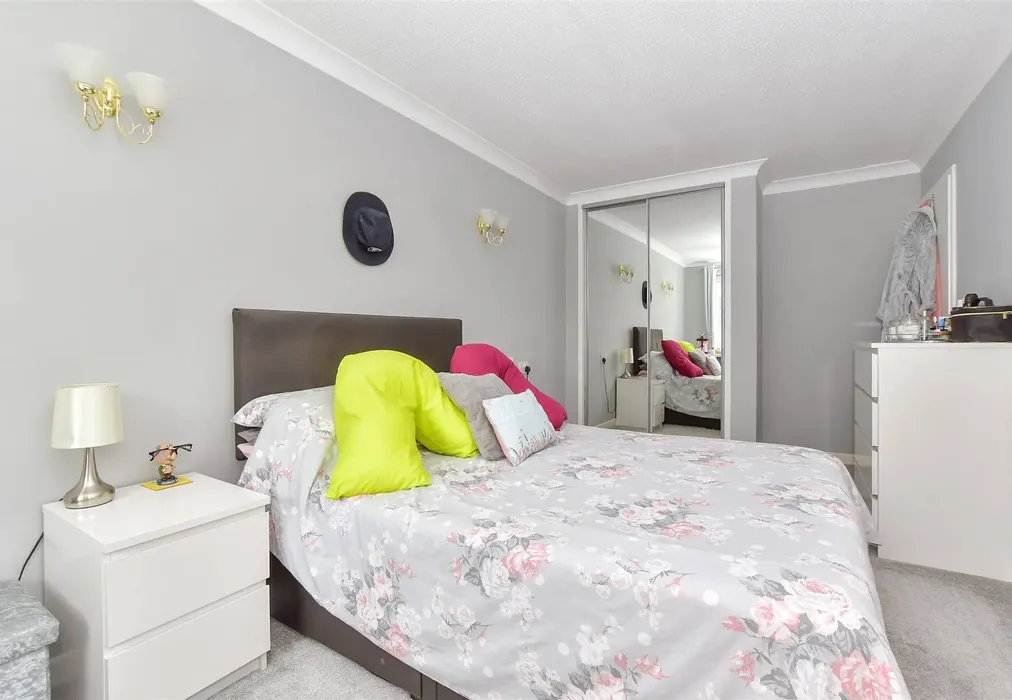 Bedroom 1 - Hunting Gate, Birchington, Kent - Wards of Kent