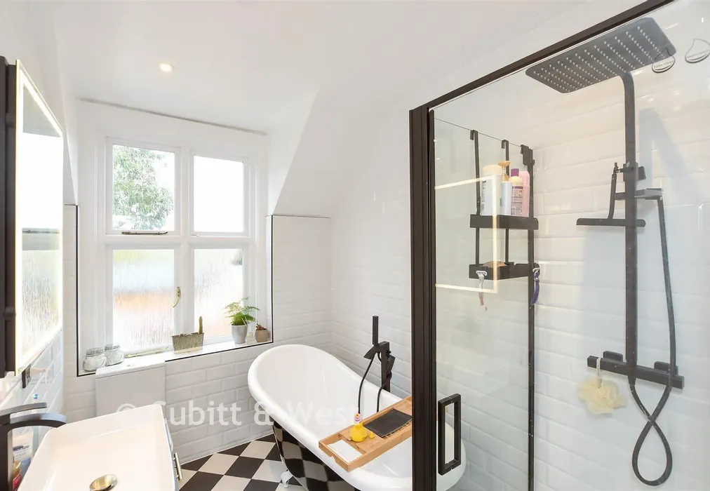 Family Bathroom - Newdigate Road, Beare Green, Dorking, Surrey - Wards of Kent
