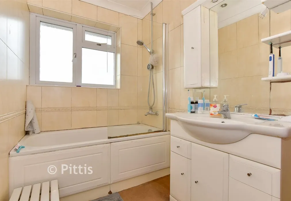 Bathroom - Wellington Road, Ryde, Isle of Wight - Wards of Kent