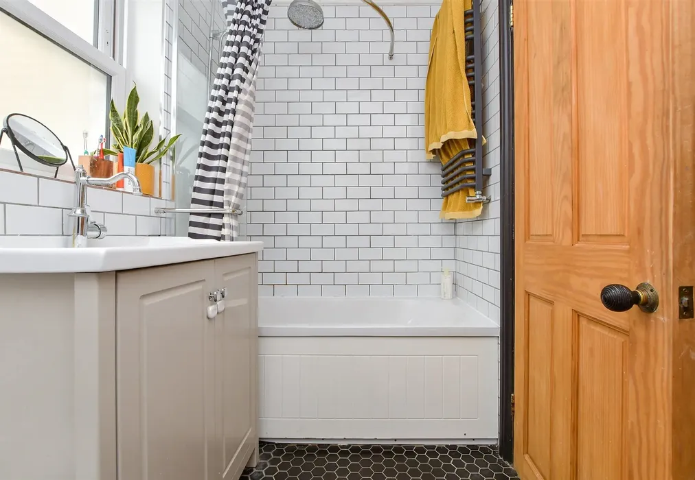 Bathroom - Dane Hill Row, Margate, Kent - Wards of Kent