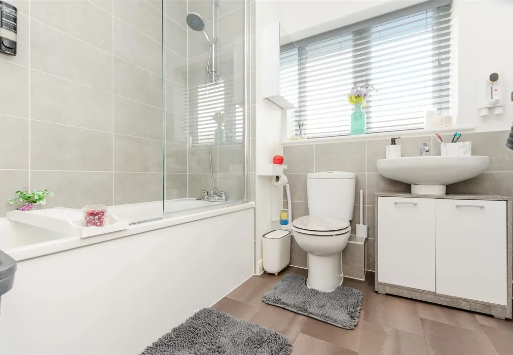Bathroom - Paris Drive, Gravesend, Kent - Wards of Kent