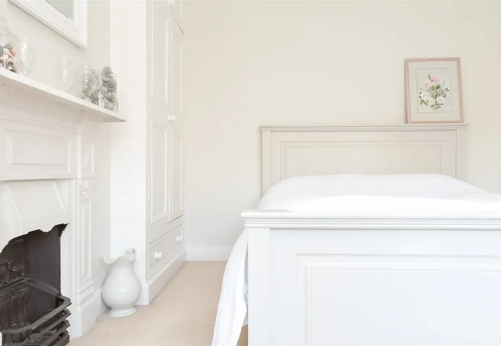 Internal Lifestyle Photograph - Buckingham Road, Holmwood, Dorking, Surrey - Wards of Kent
