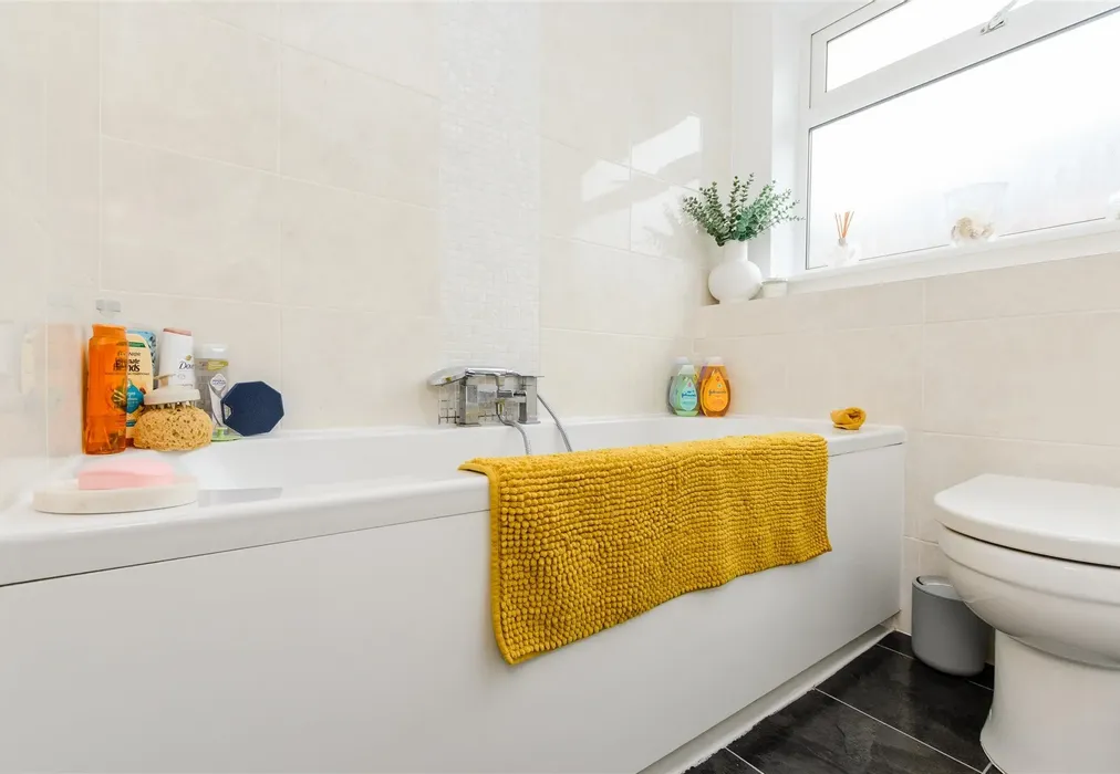 Bathroom - Greatness Lane, Sevenoaks, Kent - Wards of Kent