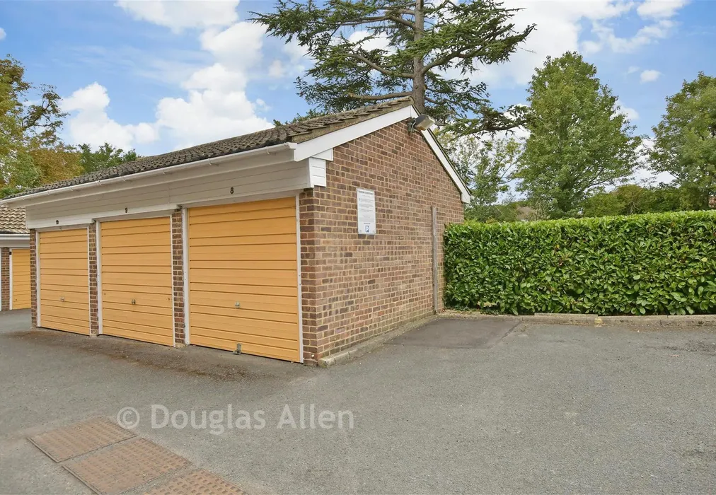 Garage - Buckingham Close, Emerson Park, Essex - Wards of Kent