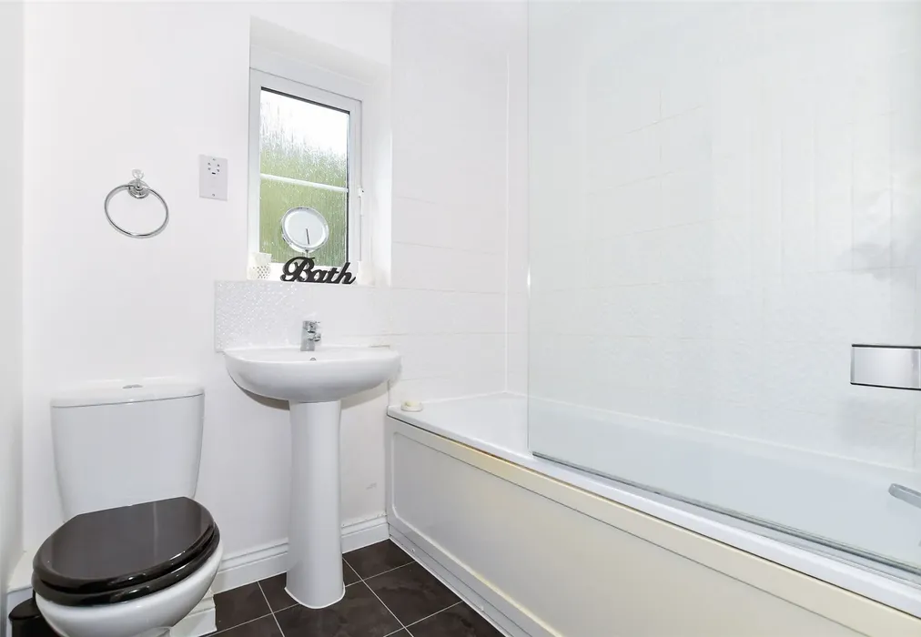 Bathroom - Batten Walk, Maidstone, Kent - Wards of Kent