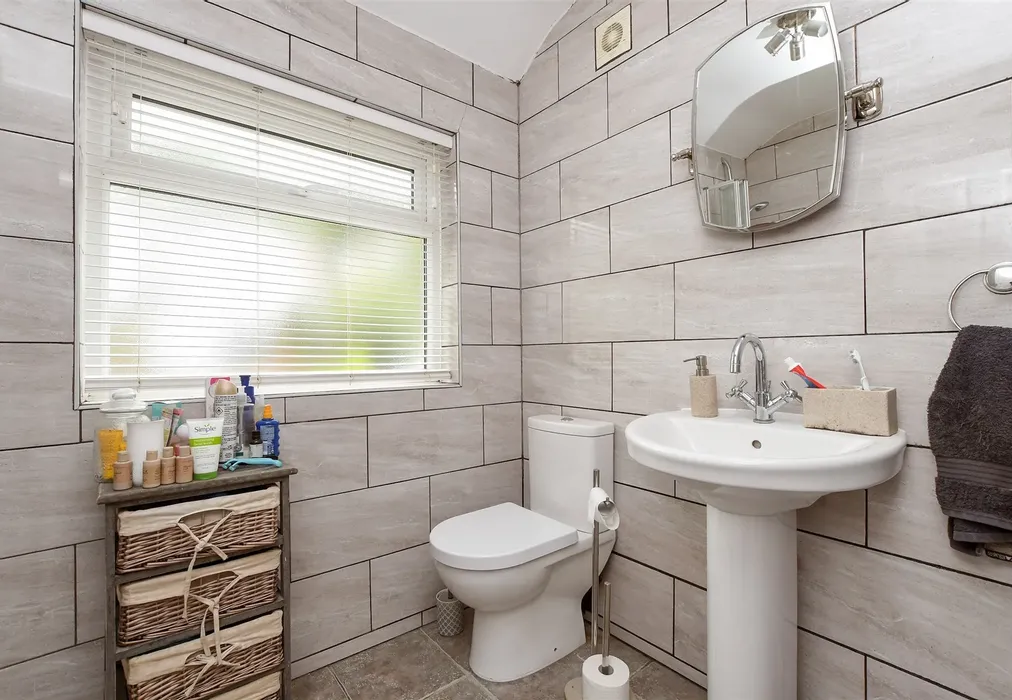 Bathroom - Northwood Avenue, Purley, Surrey - Wards of Kent