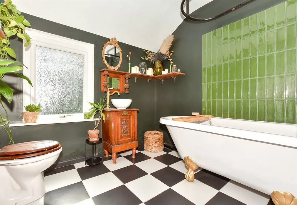 Bathroom - Invicta Road, Folkestone, Kent - Wards of Kent