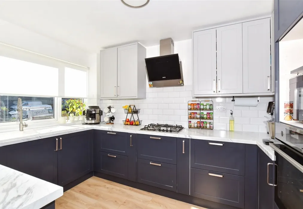 Kitchen - Becksbourne Close, Penenden Heath, Maidstone, Kent - Wards of Kent