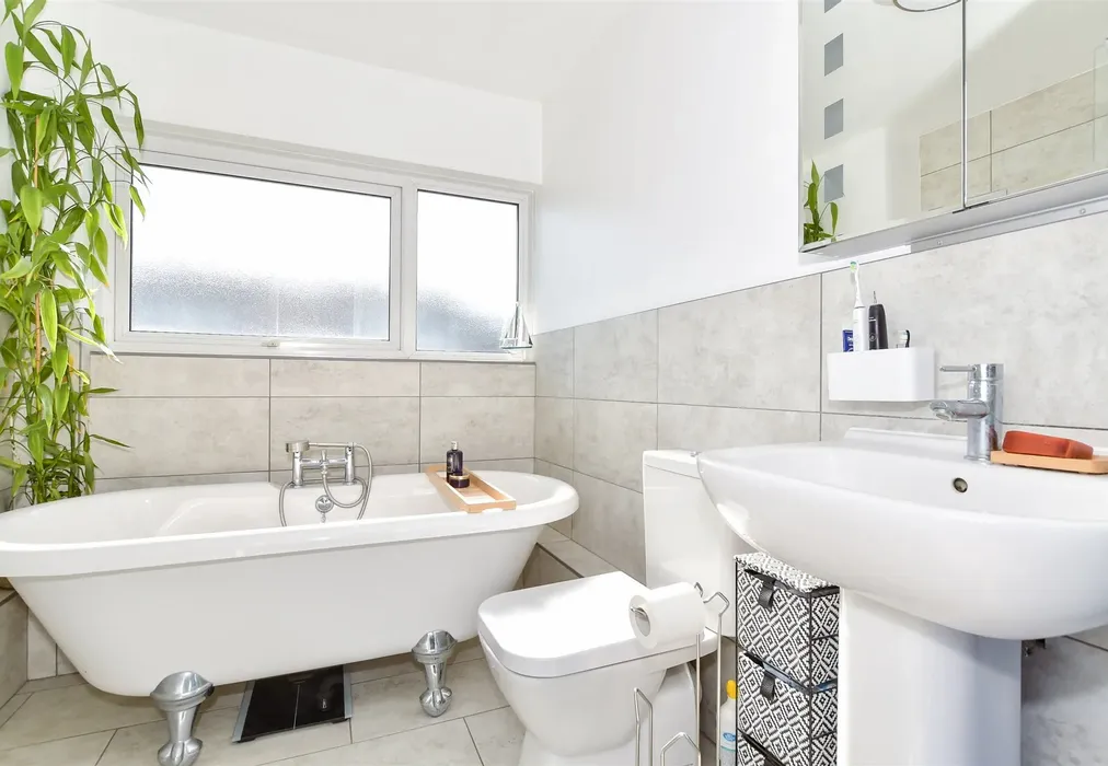Bathroom - Becksbourne Close, Penenden Heath, Maidstone, Kent - Wards of Kent