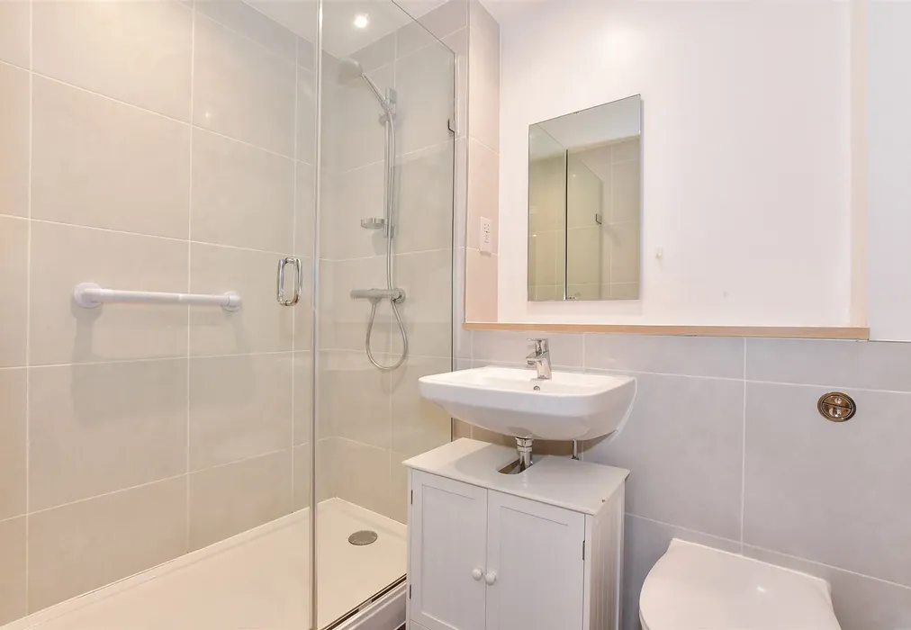 En-Suite - Westwood Drive, Canterbury, Kent - Wards of Kent