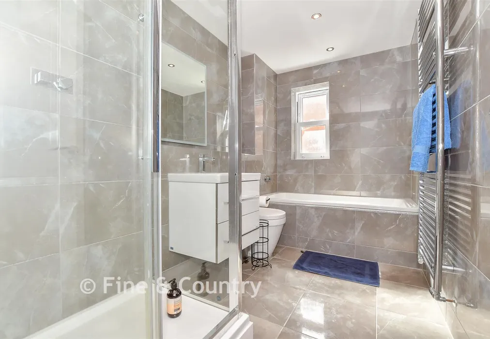 Bathroom - St. John's Road, Tunbridge Wells, Kent - Wards of Kent