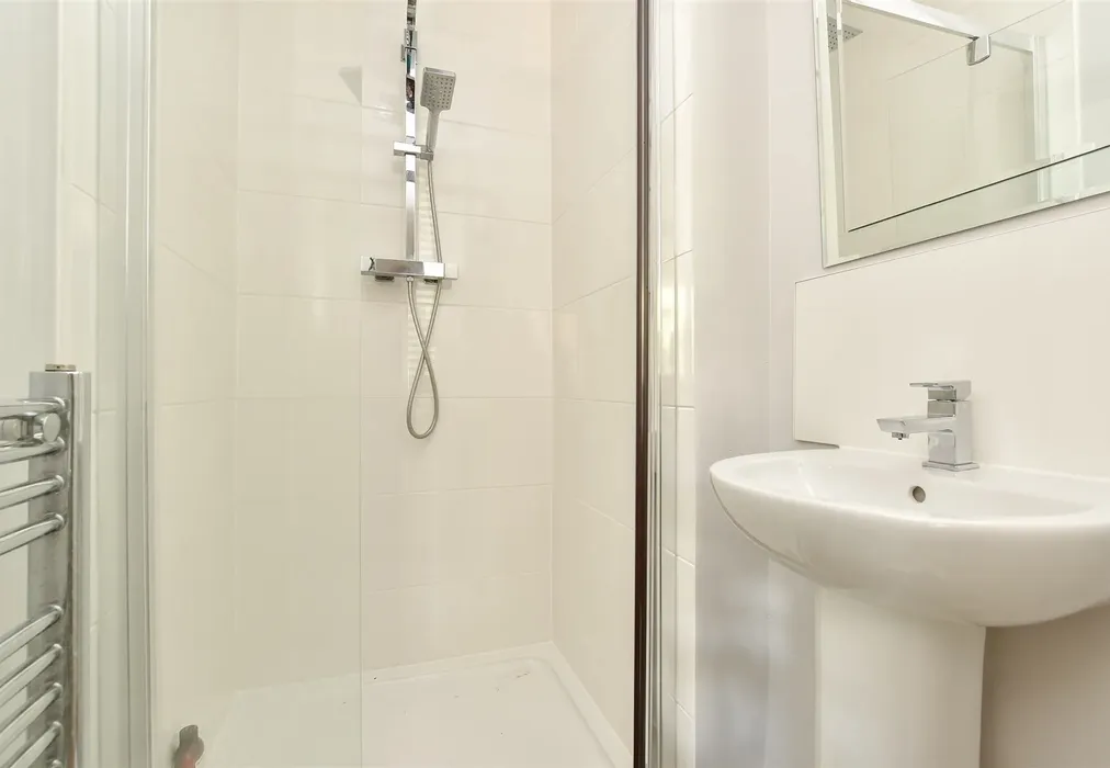 En-Suite - Foxley Lane, Purley, Surrey - Wards of Kent