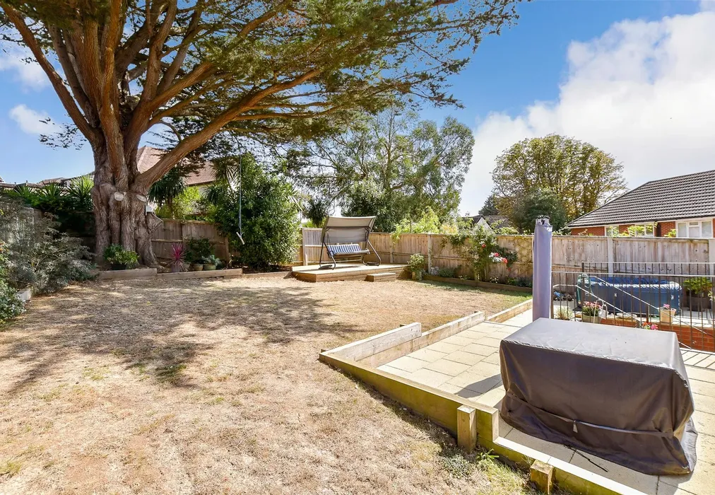 Rear Garden - Hooke Close, Freshwater, Isle of Wight - Wards of Kent