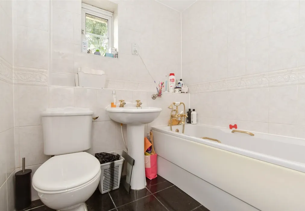 Bathroom - Penny Cress Road, Minster On Sea, Sheerness, Kent - Wards of Kent