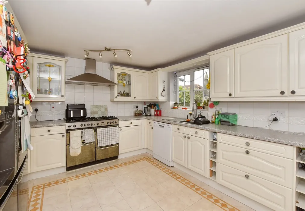 Kitchen - Penny Cress Road, Minster On Sea, Sheerness, Kent - Wards of Kent