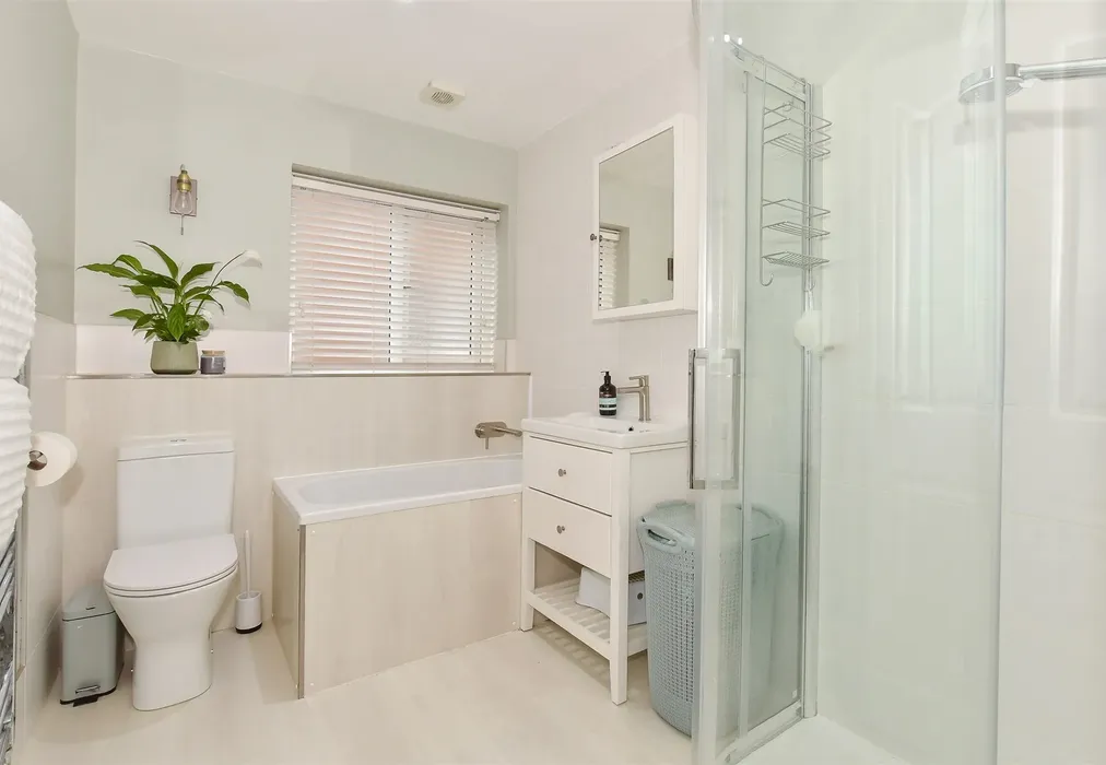 Family Bathroom - The Street, Adisham, Canterbury, Kent - Wards of Kent