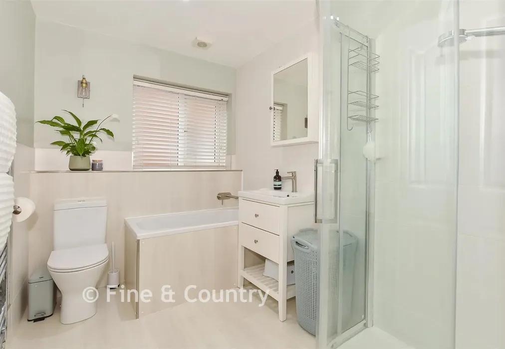 Family Bathroom - The Street, Adisham, Canterbury, Kent - Wards of Kent