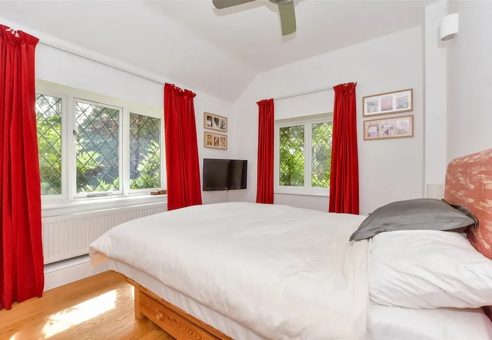 Main Bedroom - Calleywell Lane, Aldington, Ashford, Kent - Wards of Kent