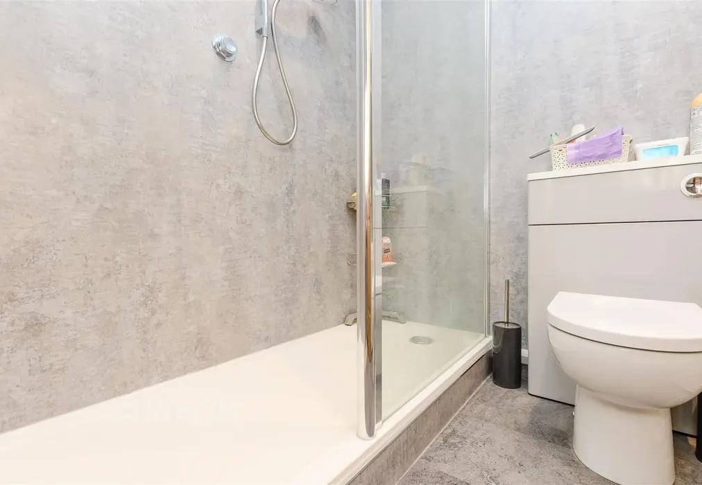 Bathroom - Cugley Road, Dartford, Kent - Wards of Kent