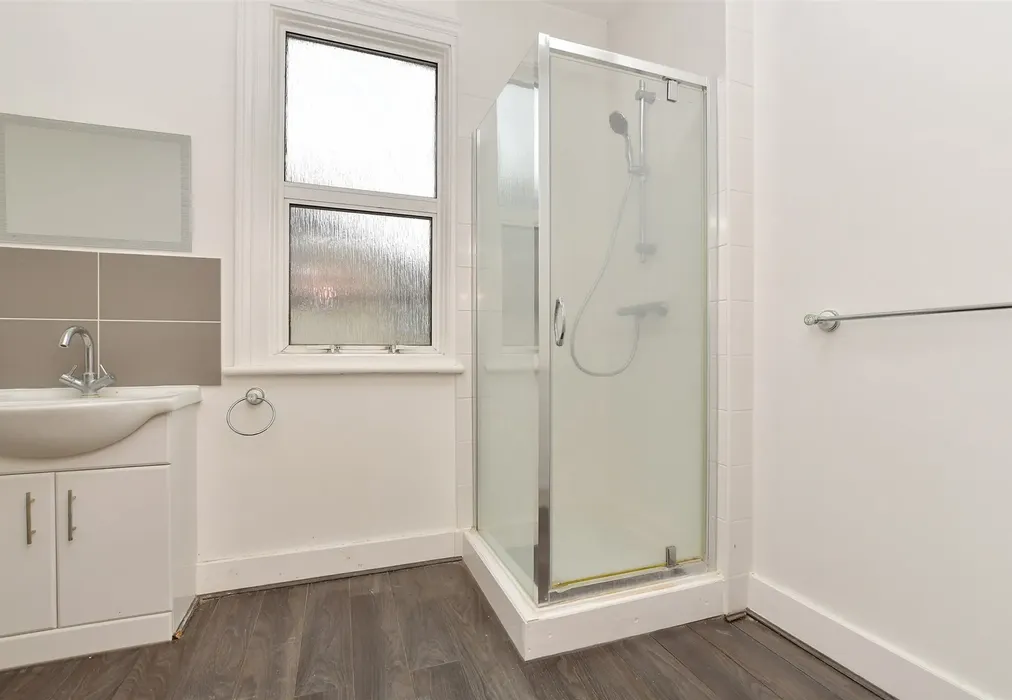 Bathroom - Victoria Avenue, South Croydon, Surrey - Wards of Kent