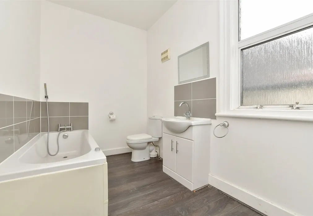 Bathroom - Victoria Avenue, South Croydon, Surrey - Wards of Kent
